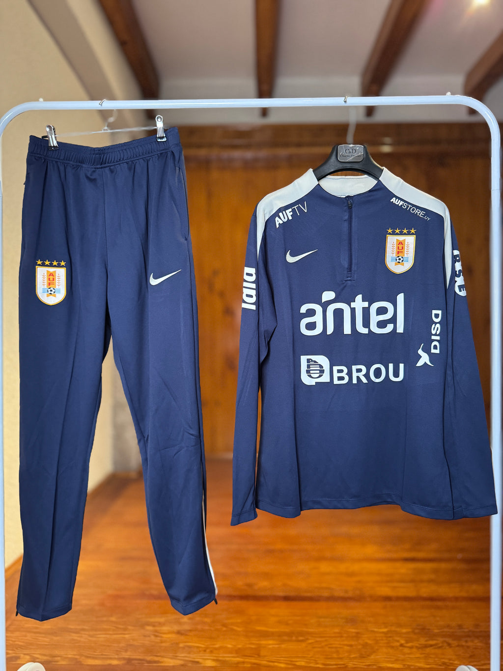 Conjunto Uruguay AUF buzo manga larga y pantalón Nike
