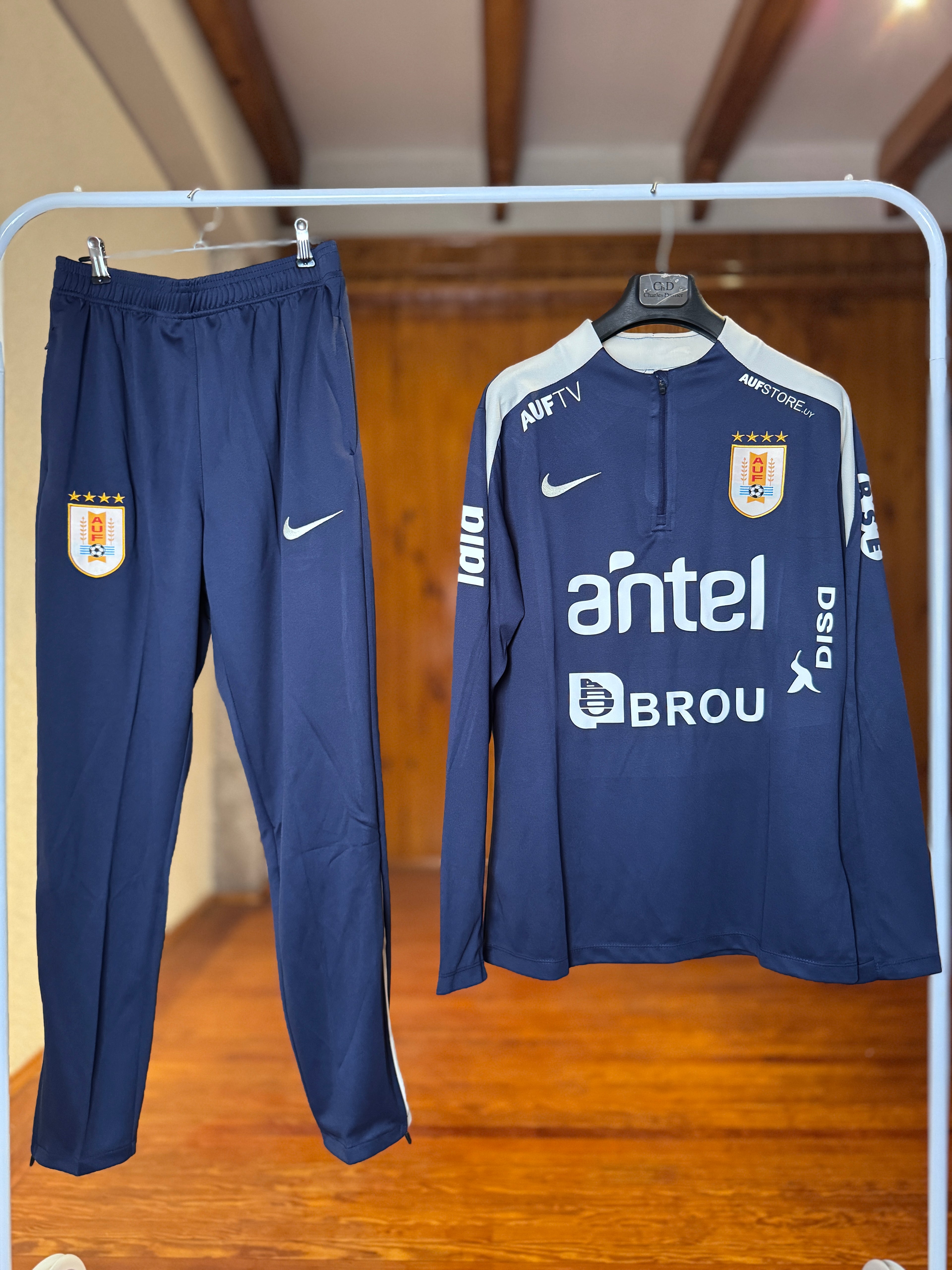 Conjunto Uruguay AUF buzo manga larga y pantalón Nike