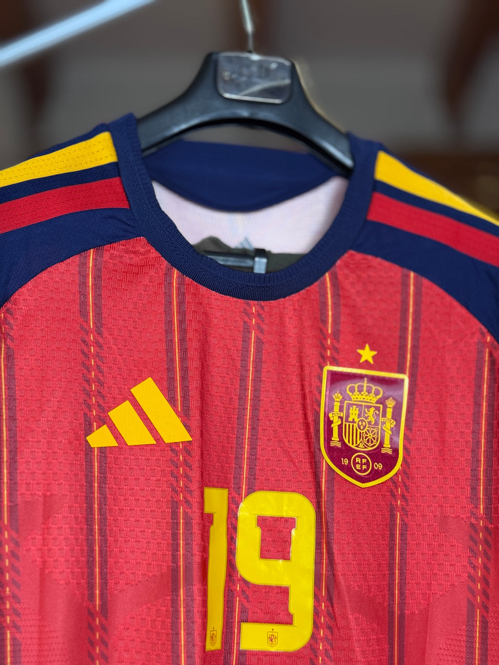 Detalle escudo RFEF 1909 y logo Adidas