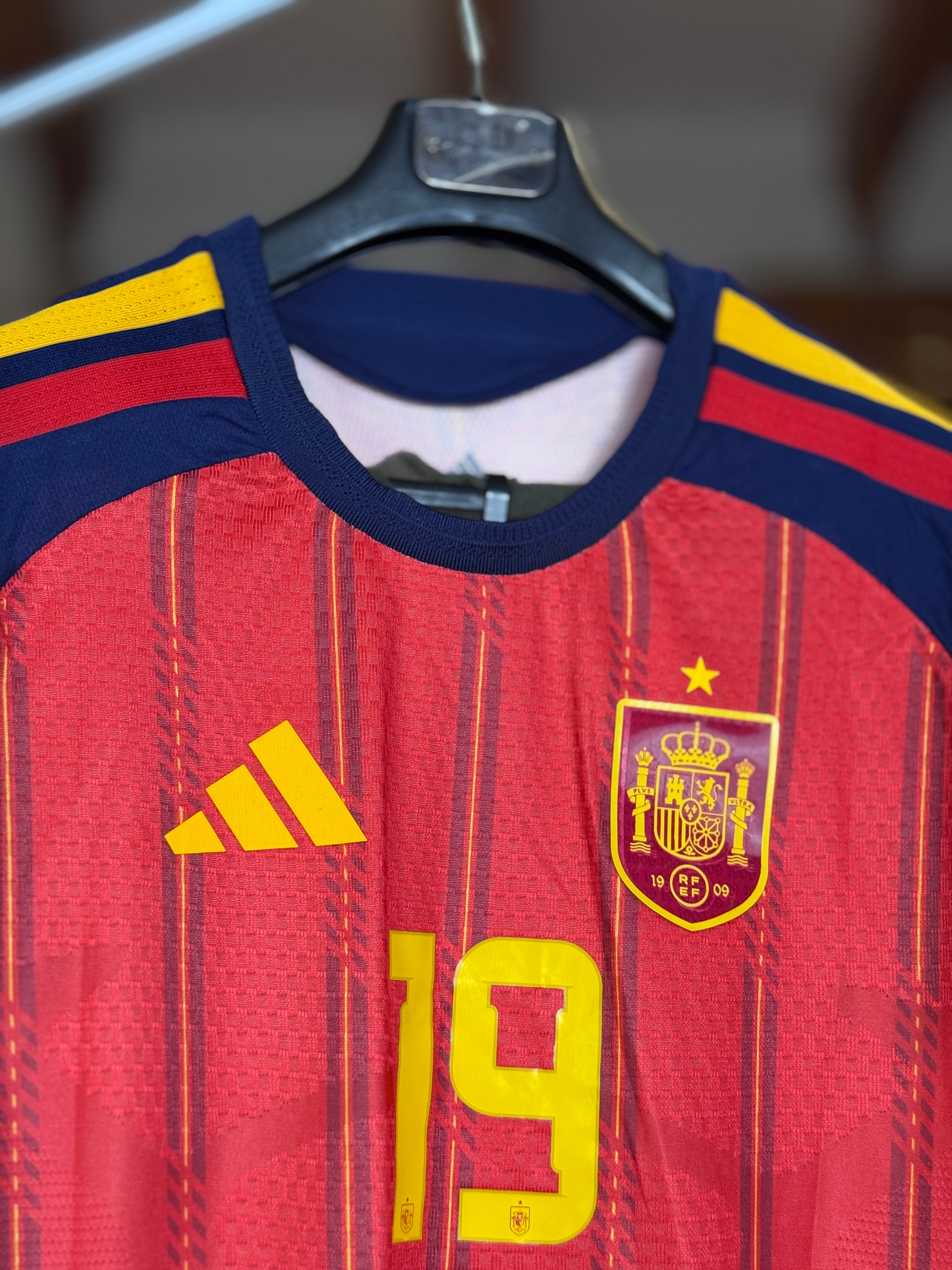 Detalle escudo RFEF 1909 y logo Adidas