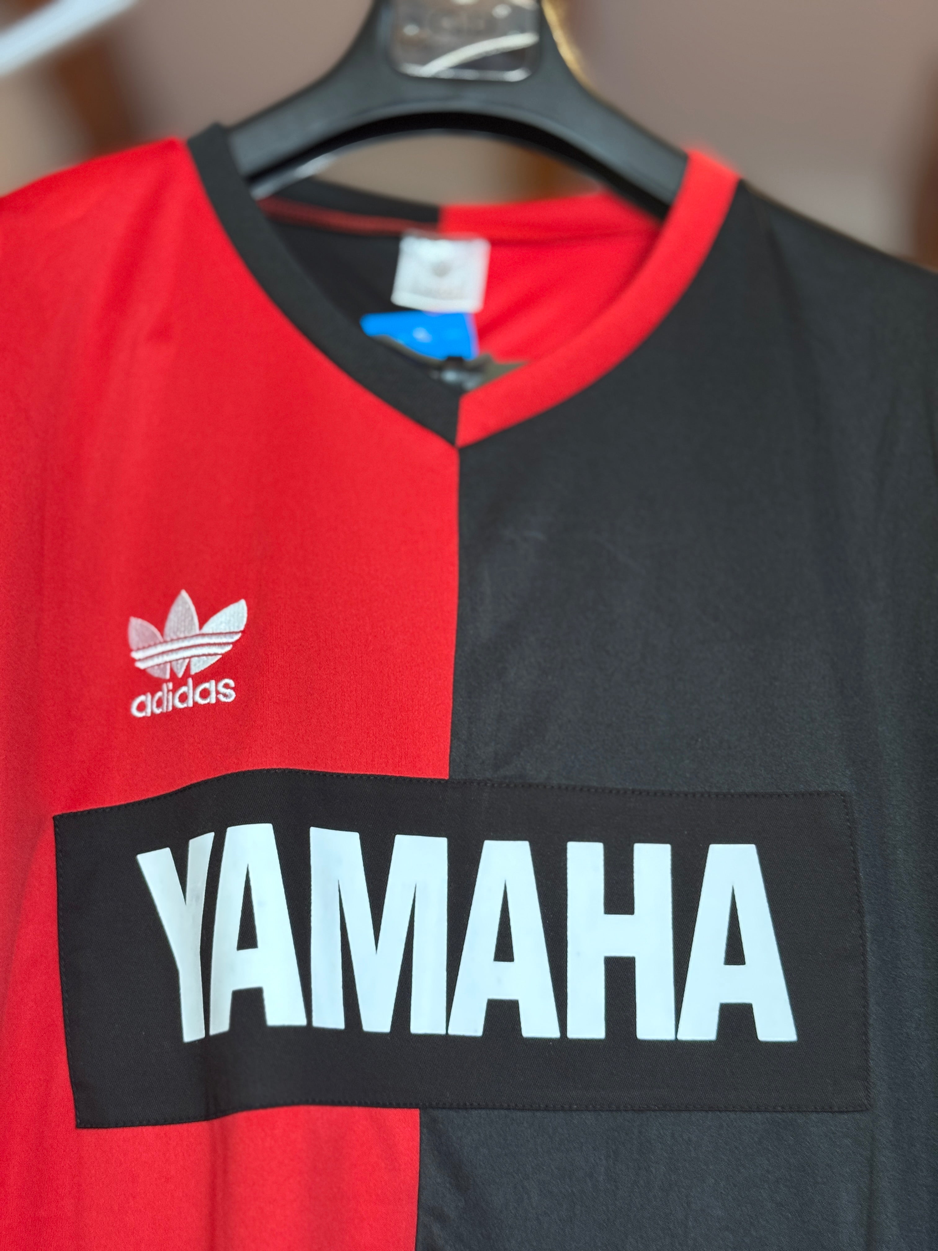 Detalle frente Newell's 1993 sponsor Yamaha y logo Adidas Originals