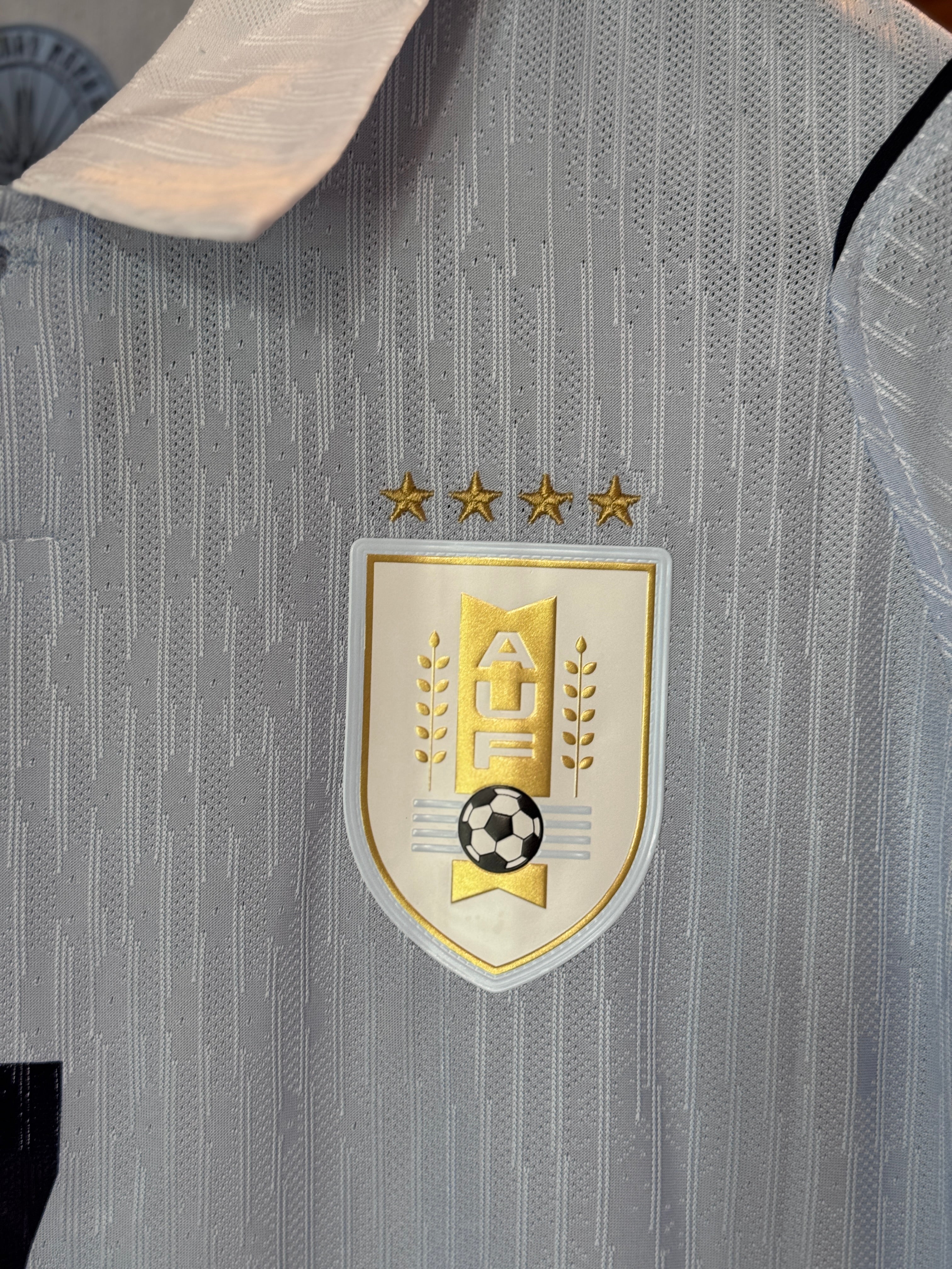 Detalle escudo AUF dorado 4 estrellas Uruguay Nona