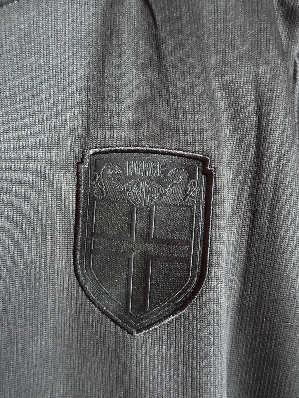 Escudo NORGE bordado detalle