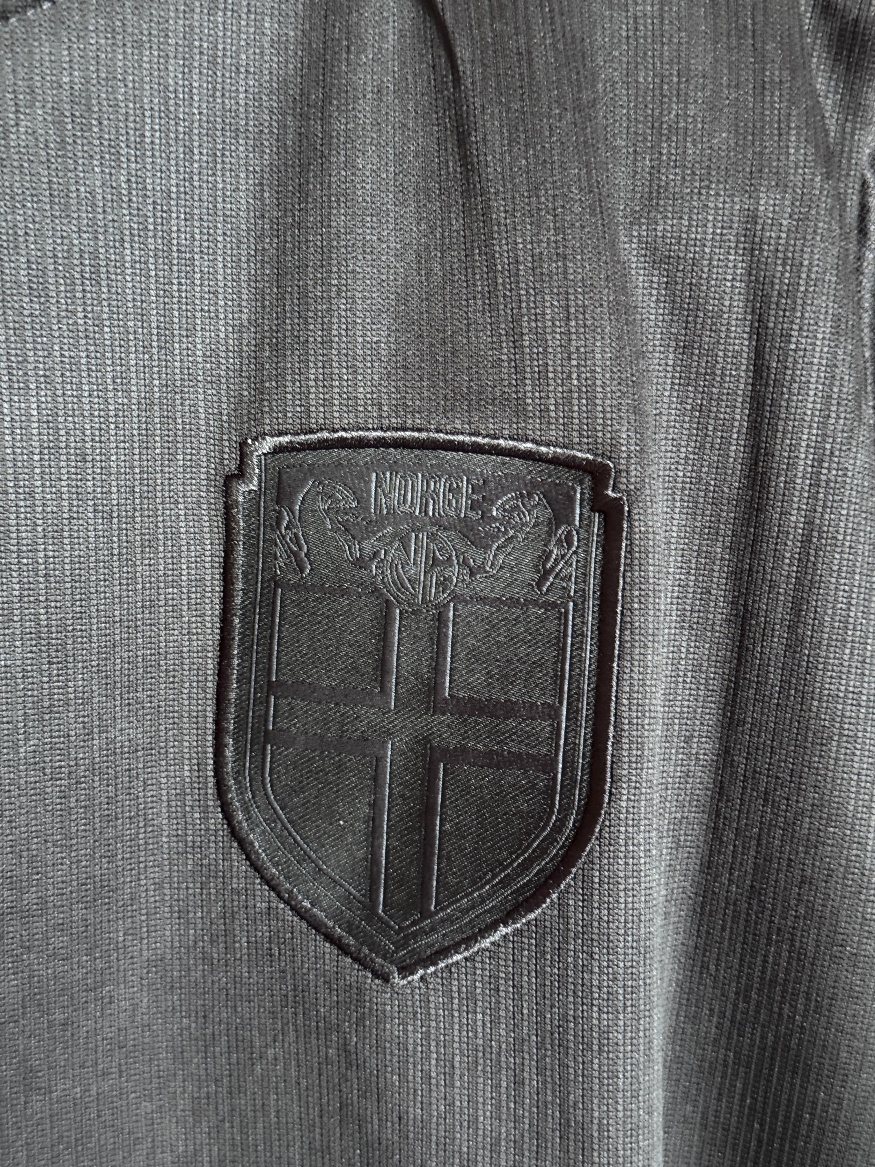Escudo NORGE bordado detalle