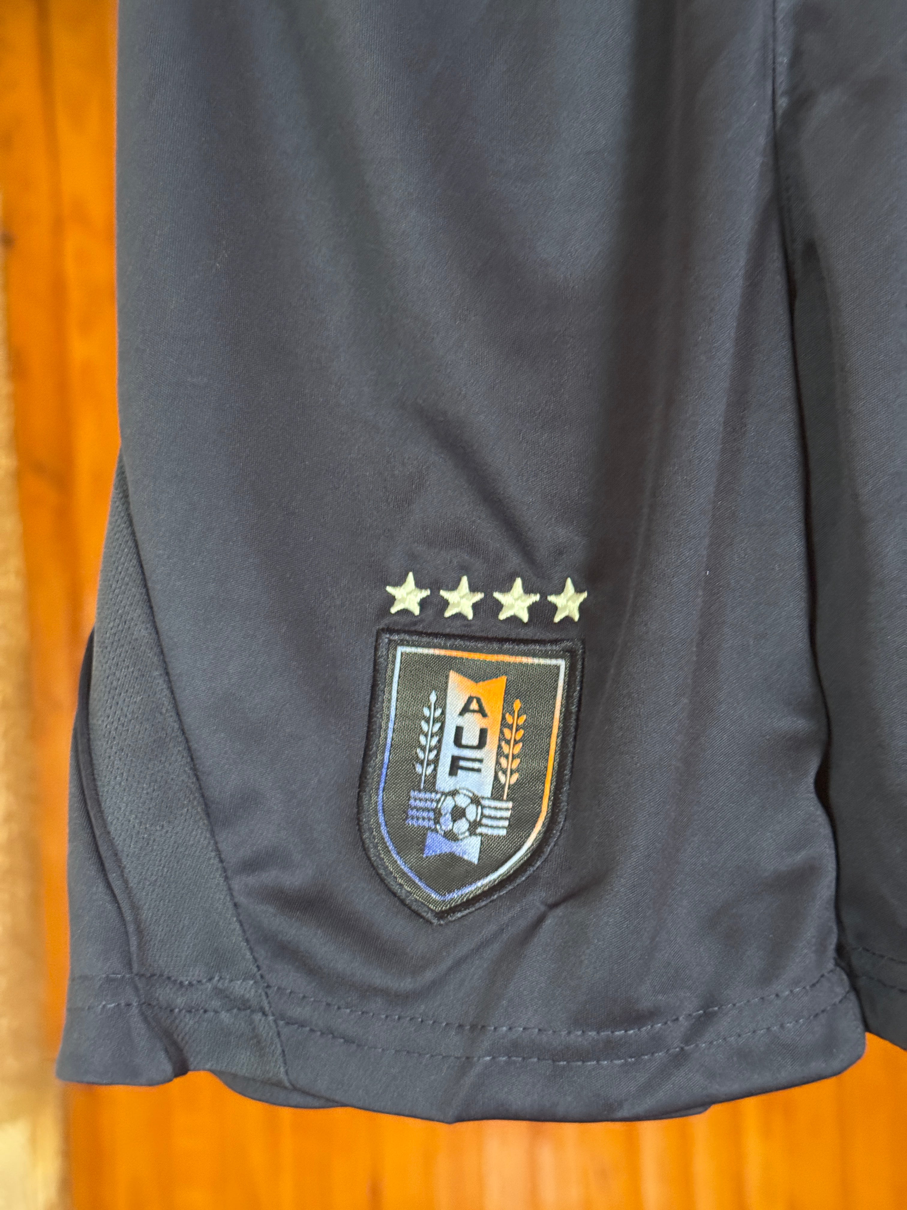 Conjunto Uruguay alternativa niño dorso F.Valverde 8