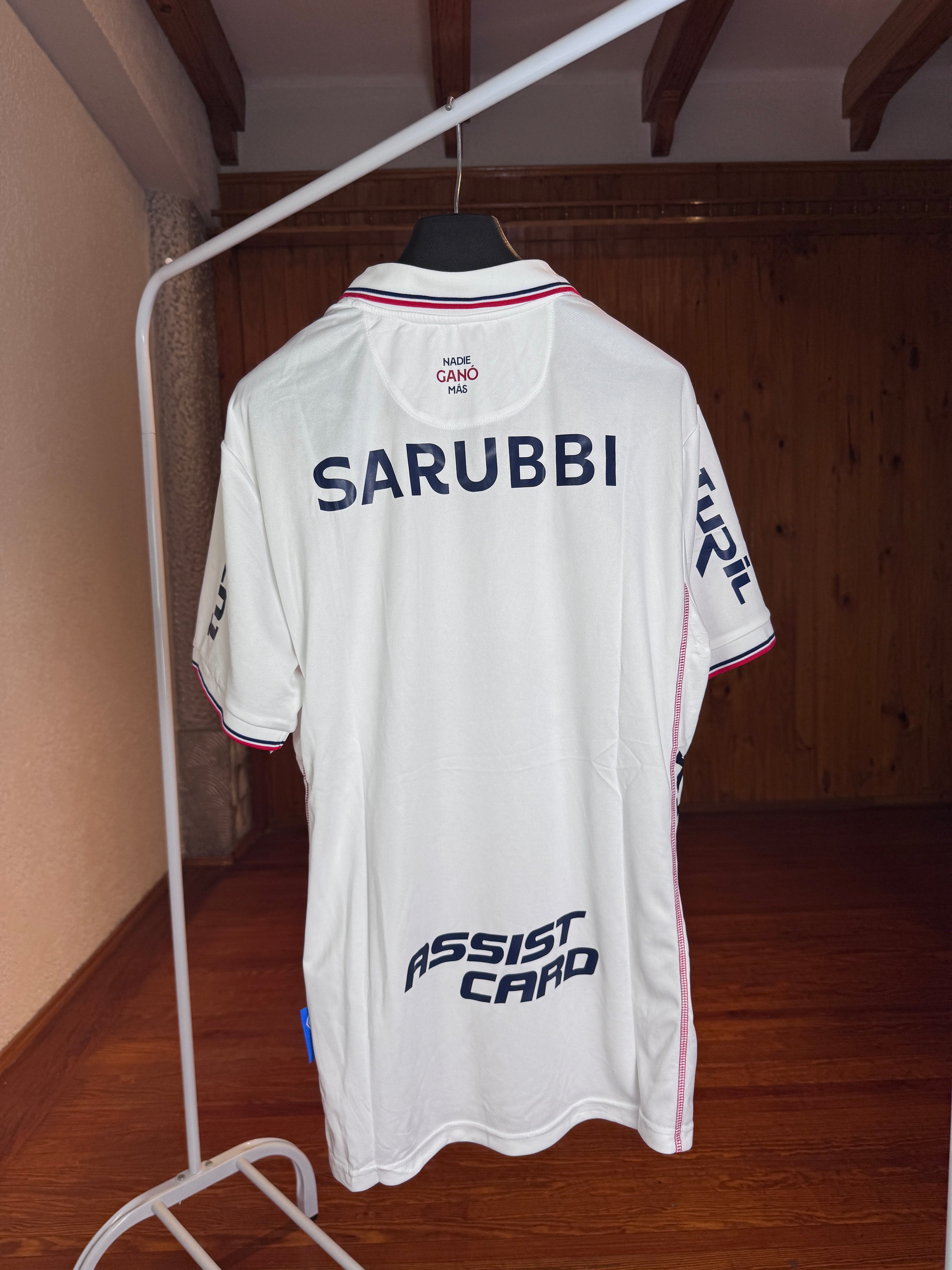 Camiseta Nacional cuello detalle