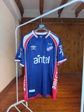 Camiseta Nacional Umbro Titular - Vista completa frente con escudo CNAF y Antel