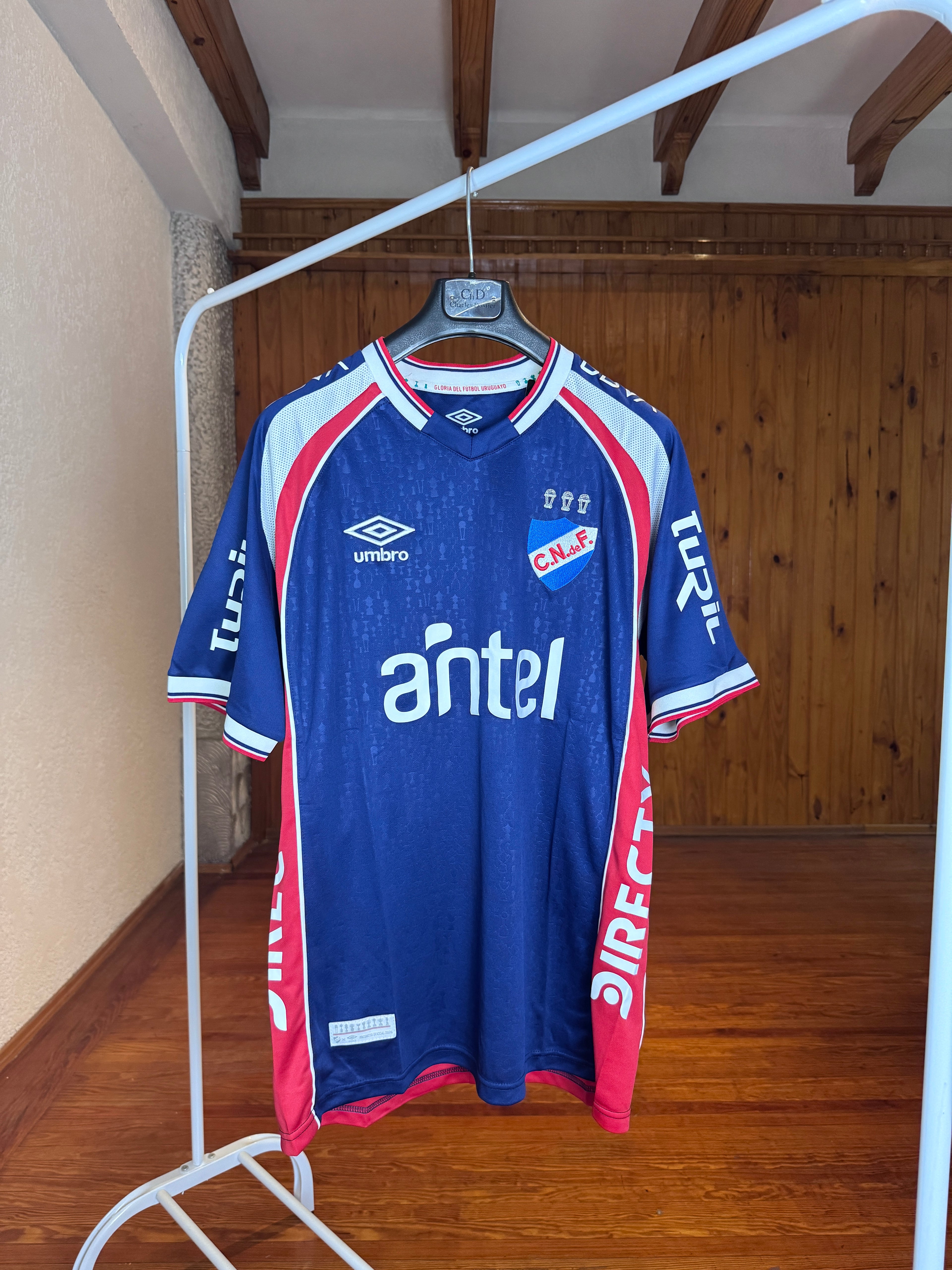 Camiseta Nacional Umbro Titular - Vista completa frente con escudo CNAF y Antel