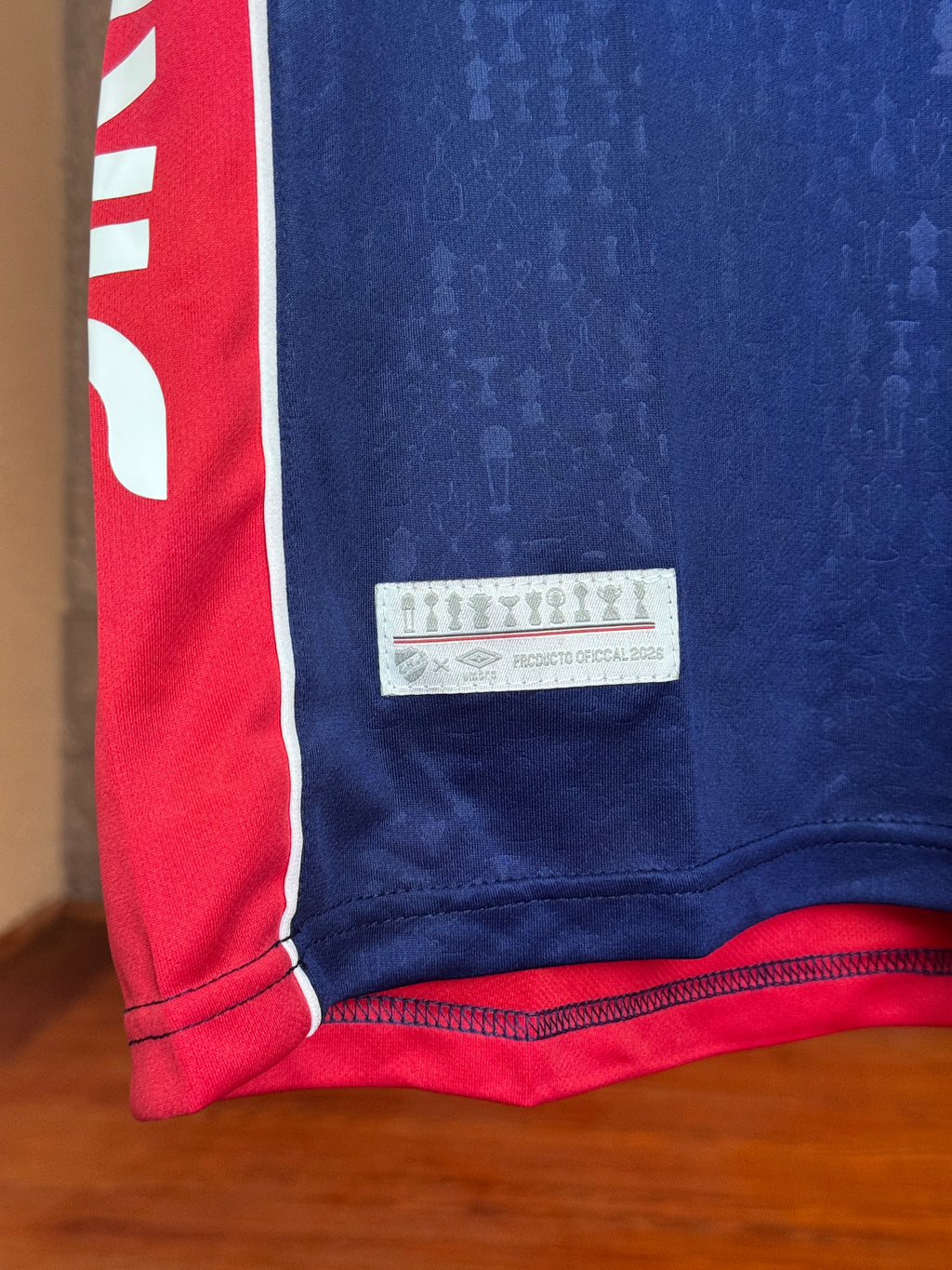 Camiseta Nacional Umbro Titular - Detalle etiqueta Producto Oficial 2025