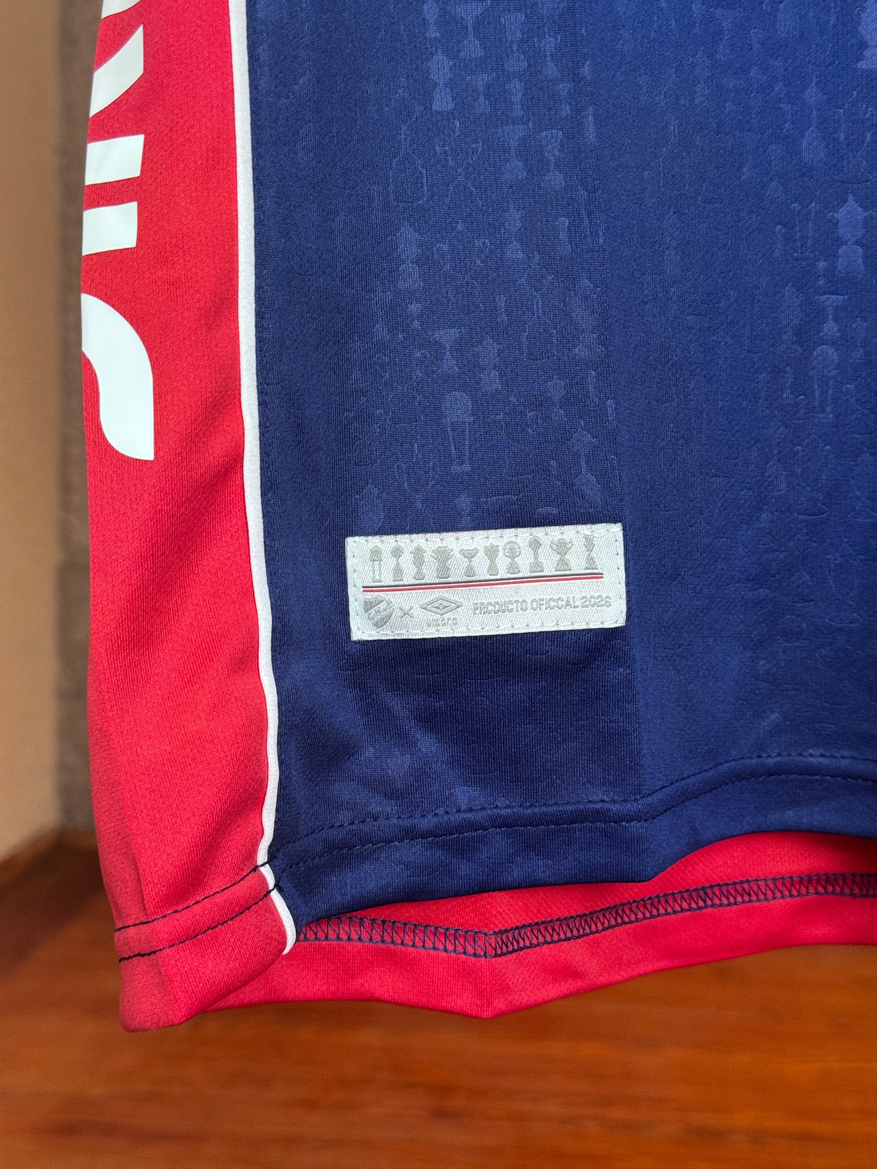 Camiseta Nacional Umbro Titular - Detalle etiqueta Producto Oficial 2025