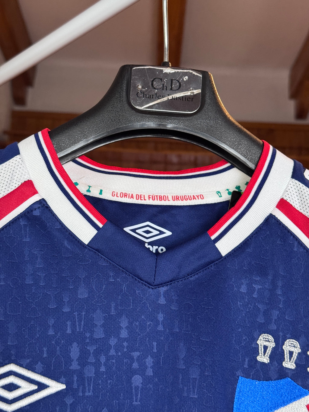 Camiseta Nacional Umbro Titular - Detalle cuello Gloria del Fútbol Uruguayo