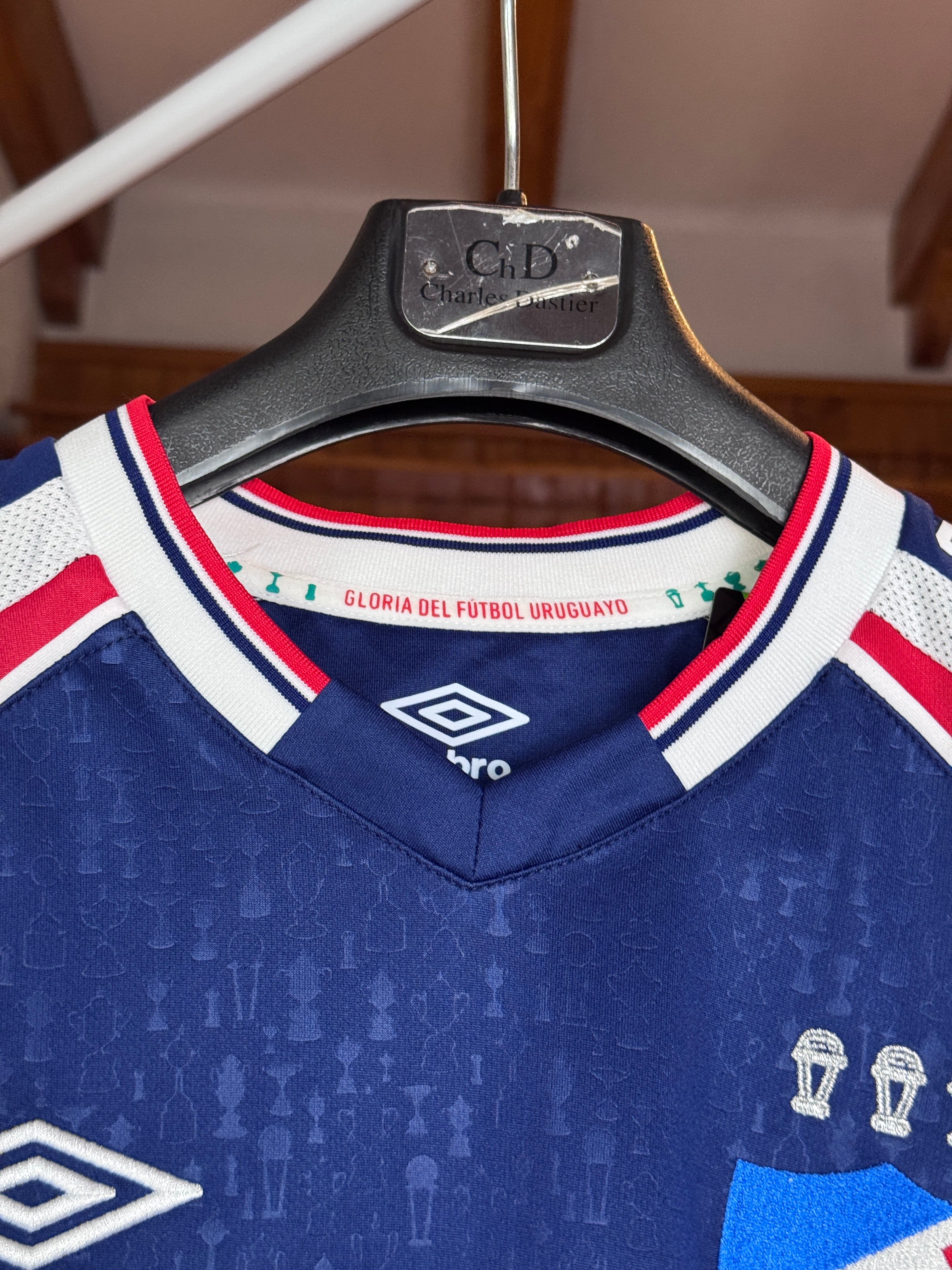 Camiseta Nacional Umbro Titular - Detalle cuello Gloria del Fútbol Uruguayo