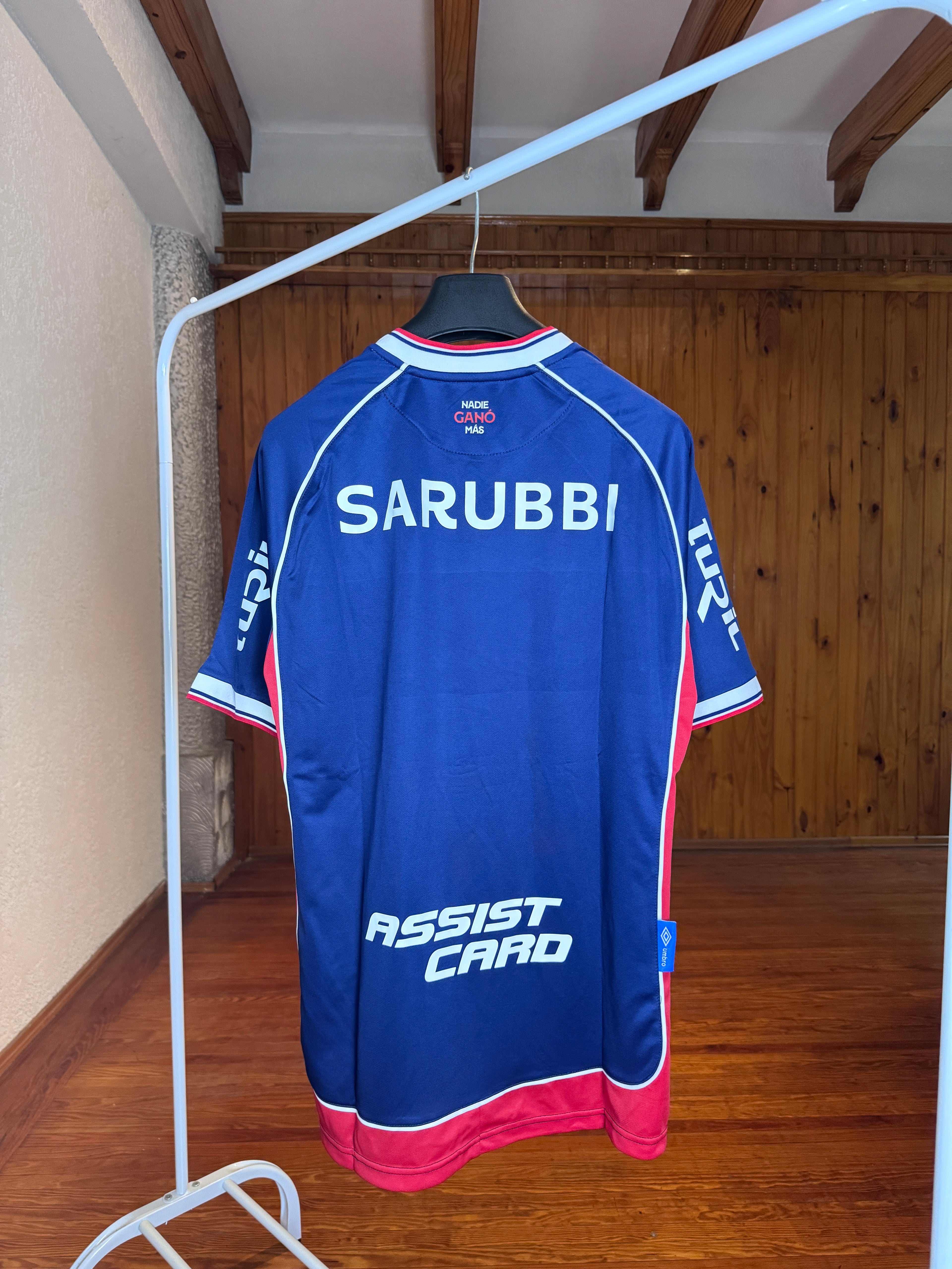 Camiseta Nacional Umbro Titular - Vista espalda Sarubbi y Assist Card