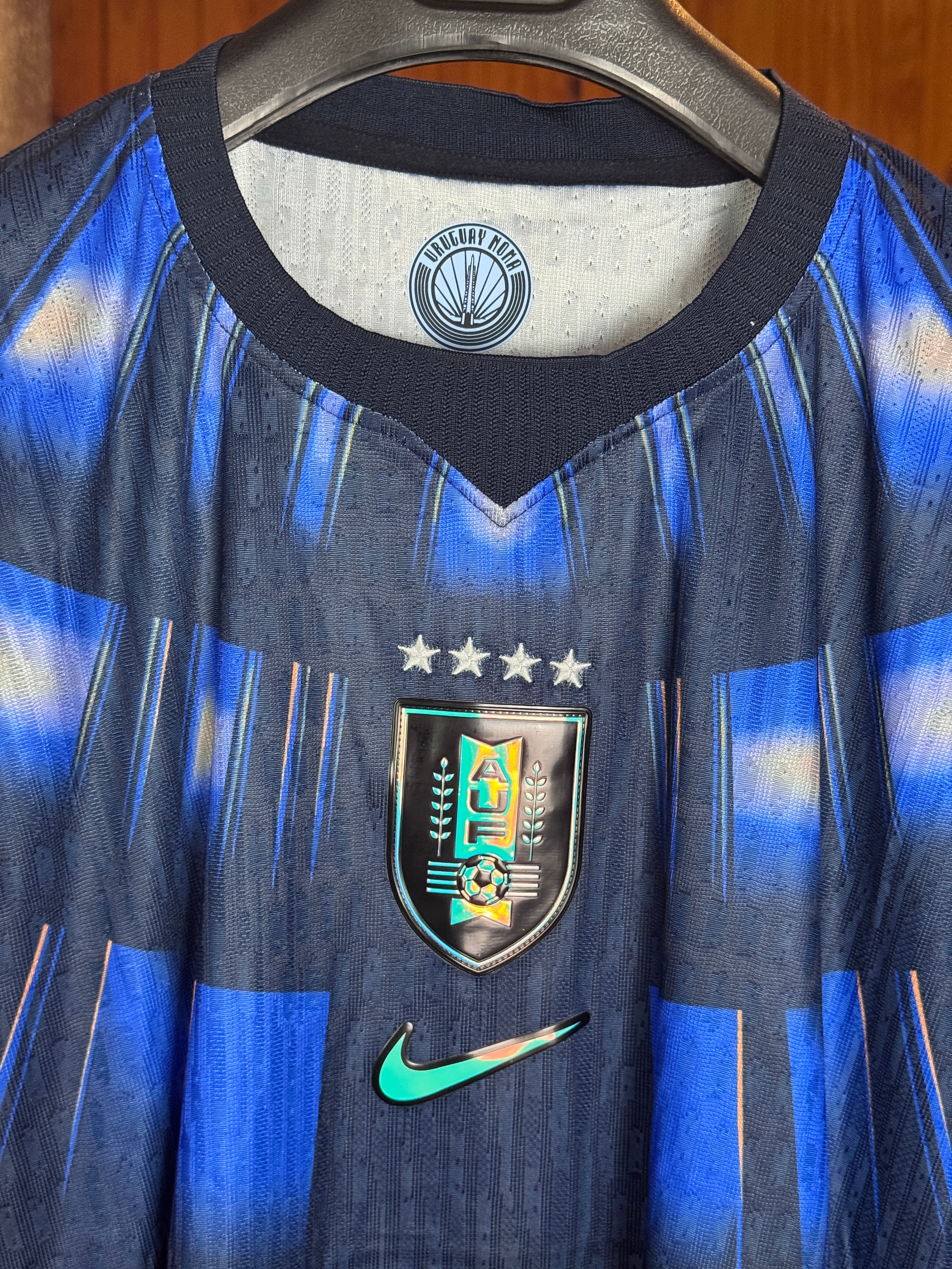 Camiseta Uruguay Alternativa Mundial 2026 - Detalle escudo AUF y Nike