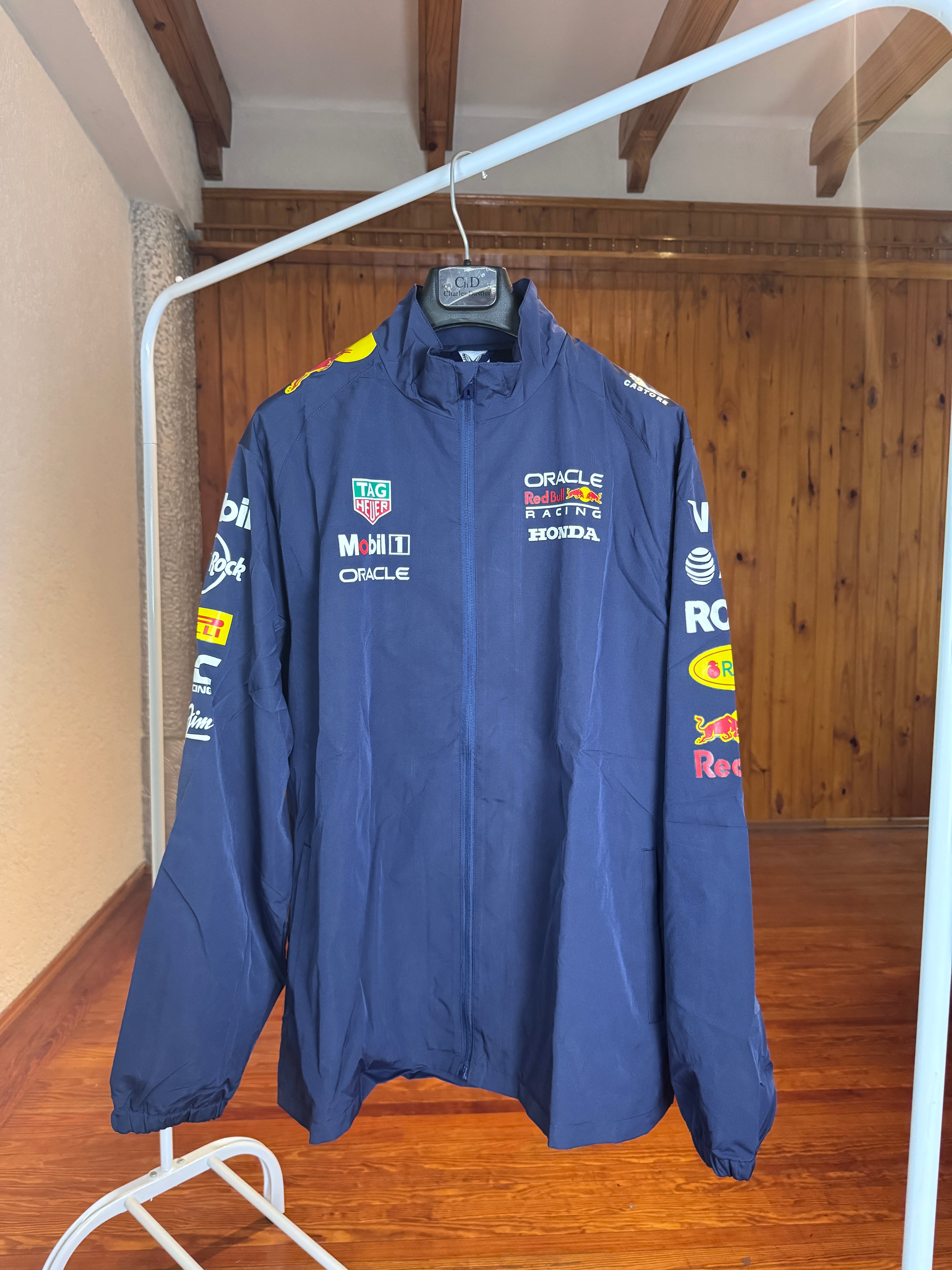 Campera Red Bull Racing Castore - Detalle manga izquierda