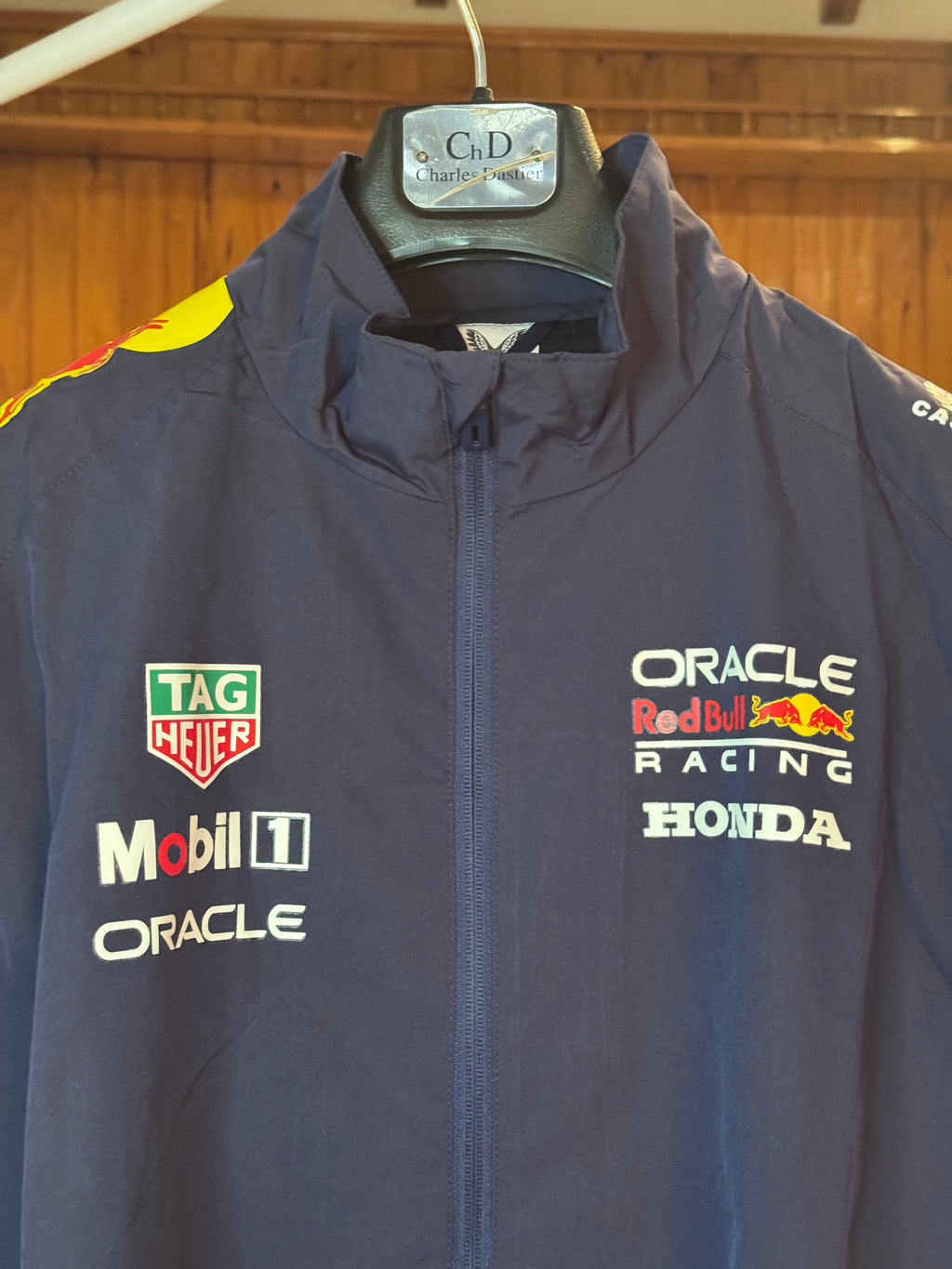 Campera Red Bull Racing Castore - Detalle manga derecha