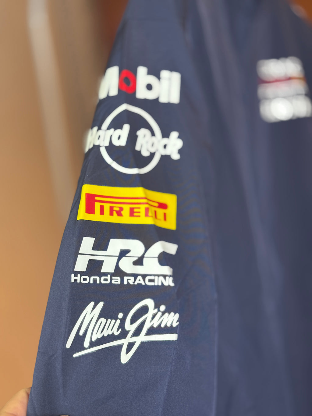 Campera Red Bull Racing Castore - Vista frontal