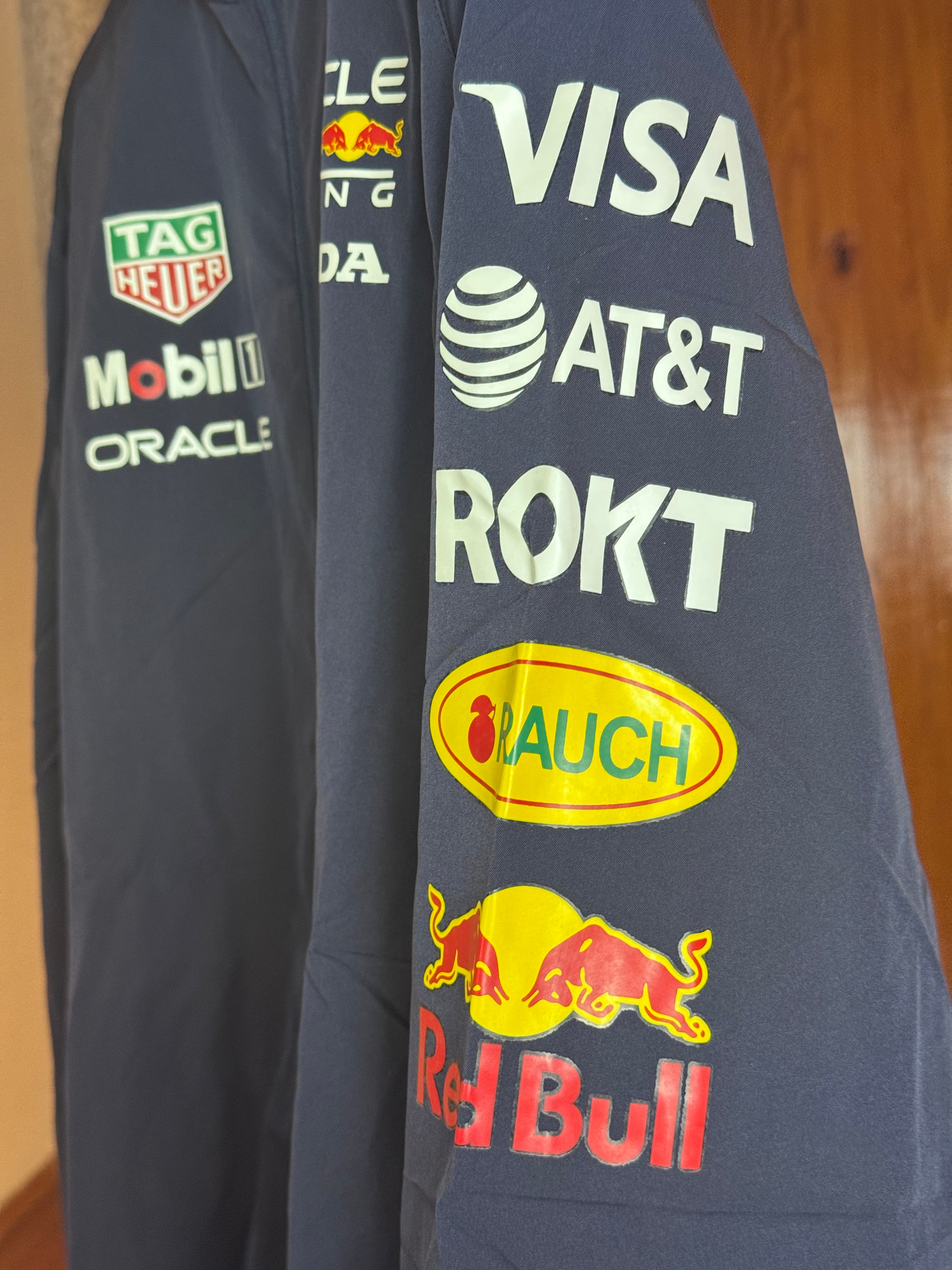 Campera Red Bull Racing Castore - Vista completa frontal
