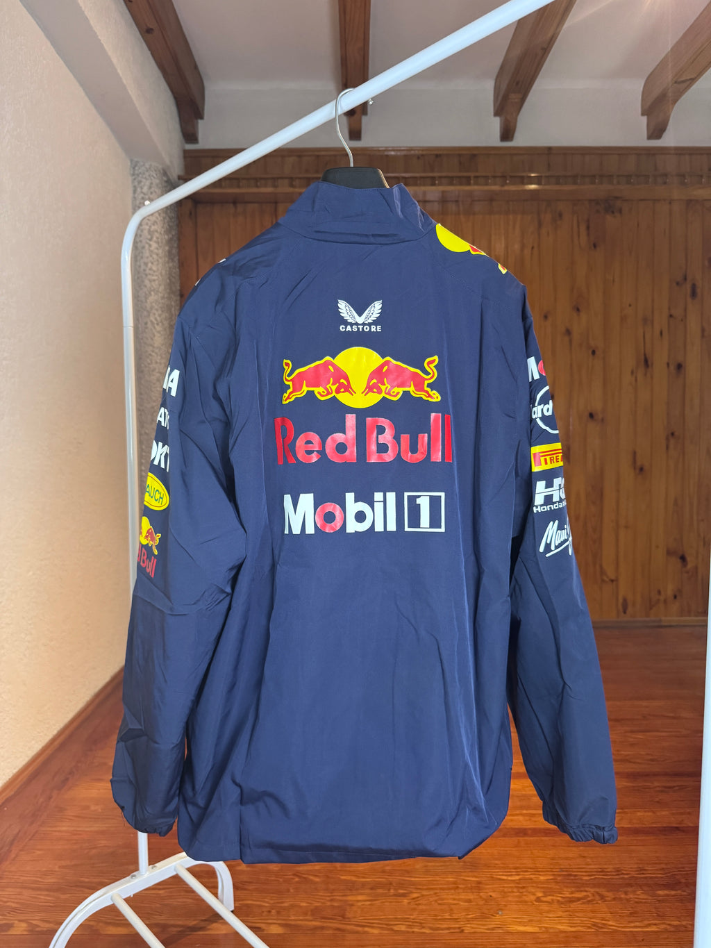 Campera Red Bull Racing Castore - Vista trasera