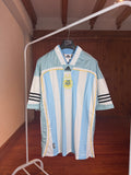 Camiseta Retro Argentina Adidas - Detalle pin metálico lateral