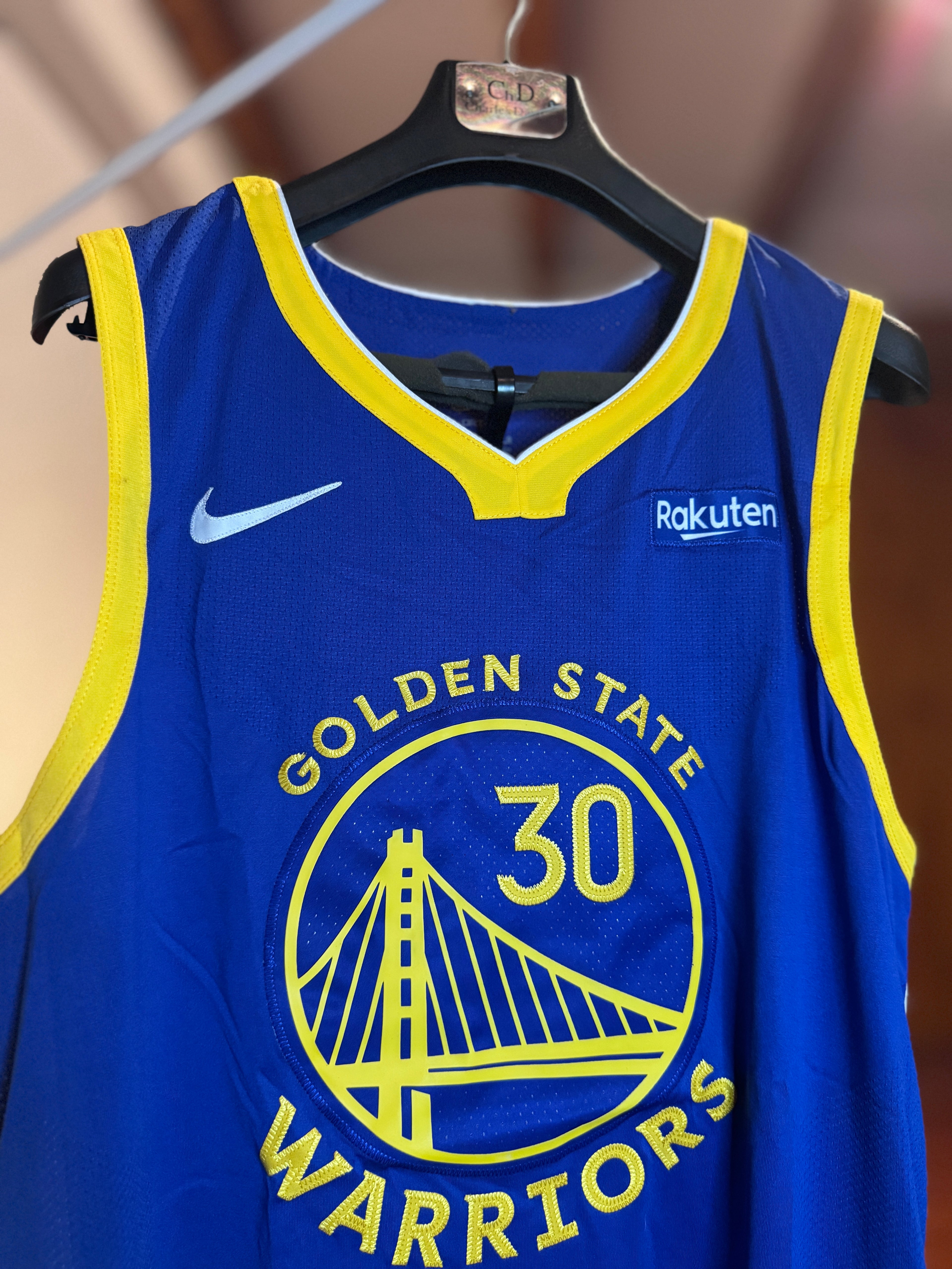 Detalle logo Golden State Warriors y sponsor Rakuten