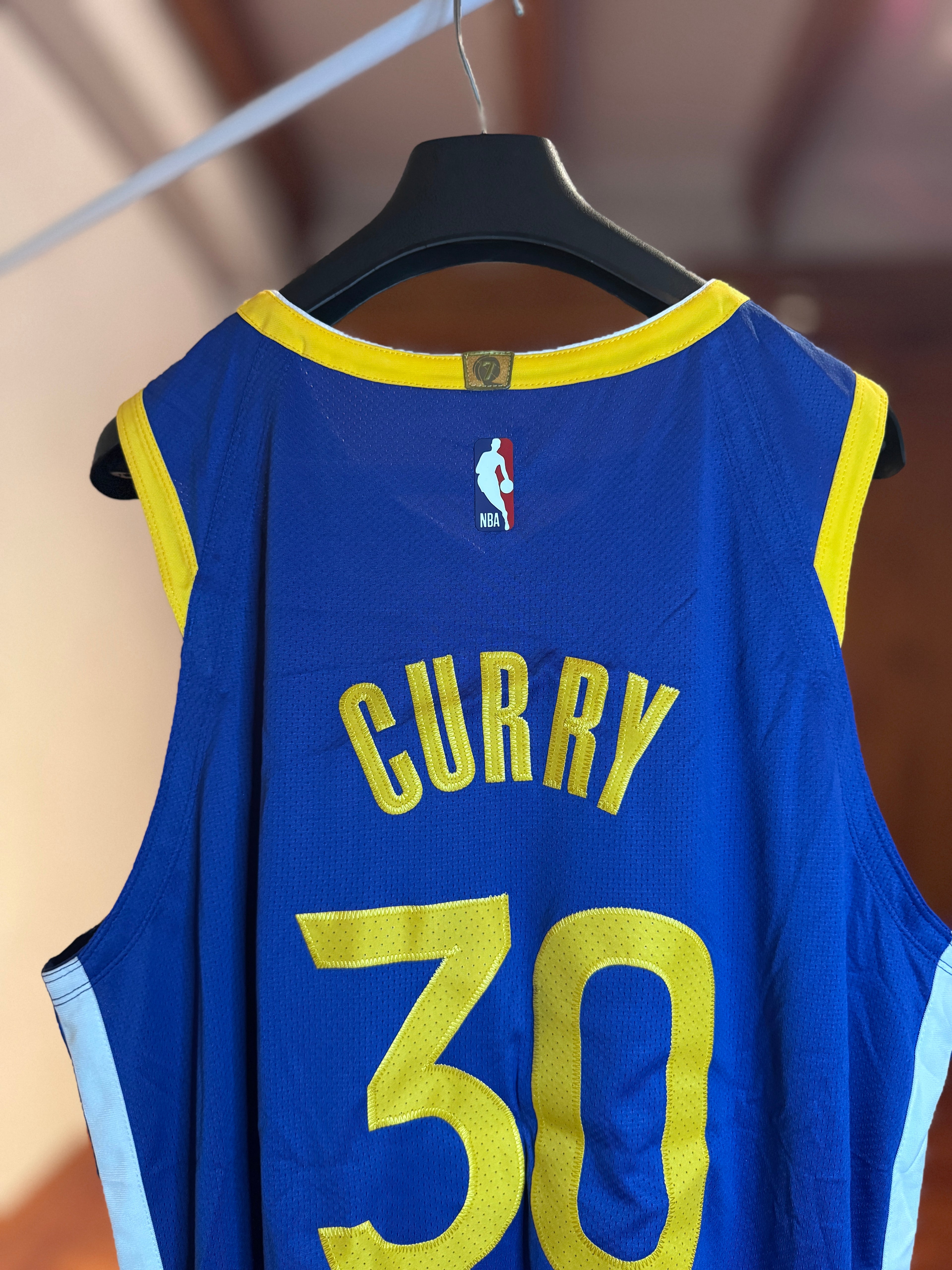 Detalle dorso Curry #30 bordado Warriors